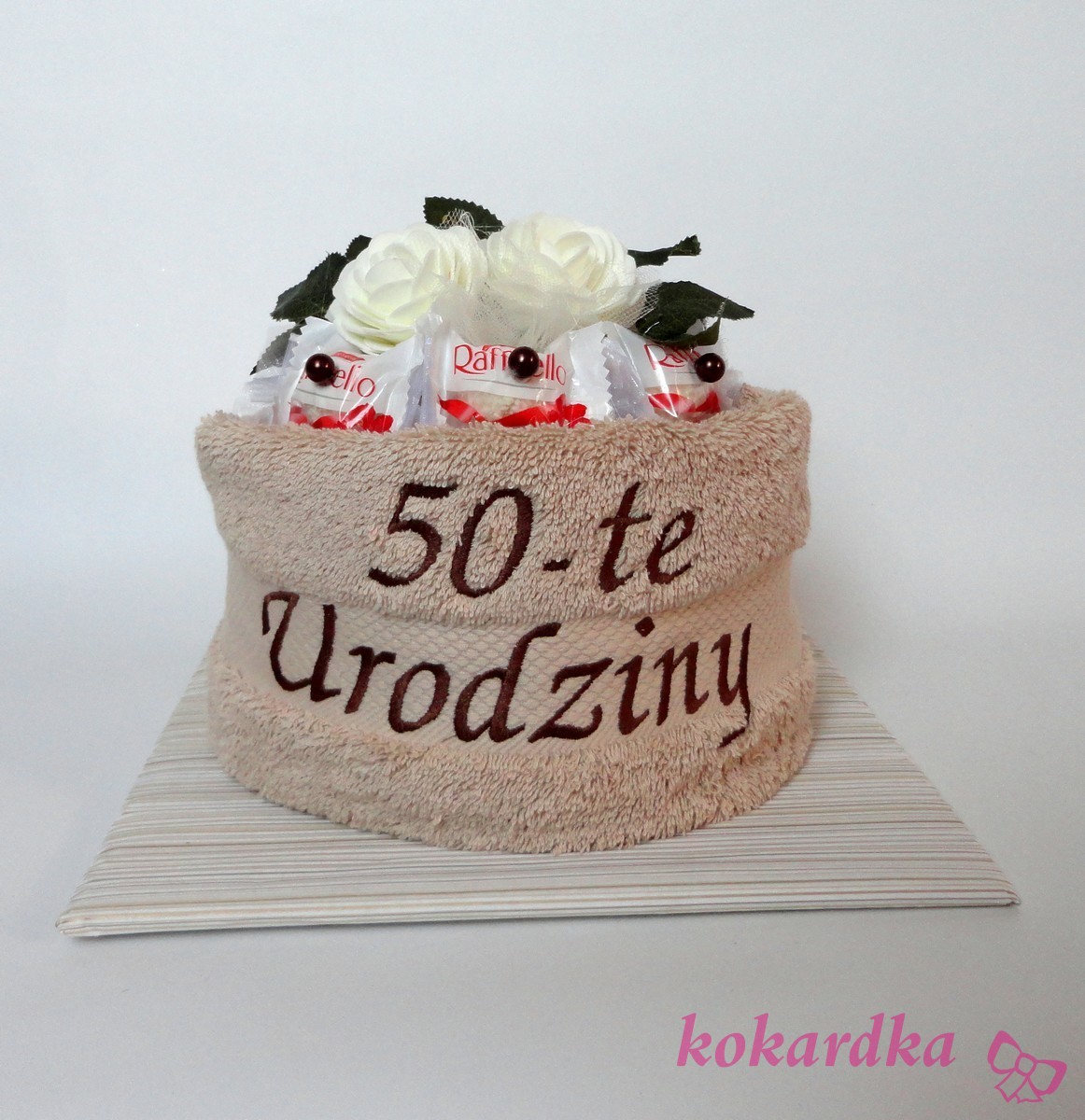 Tort Z Recznikow Z Pralinami Raffaello Na 50 Urodziny Dla Mezczyzny Kobiety Siostry Brata Mamy Taty Kokardka